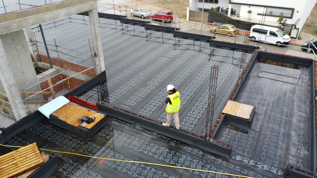 Impermeabilización de la cubierta plana para el nuevo Centro de Salud - Lorqui (Murcia) 